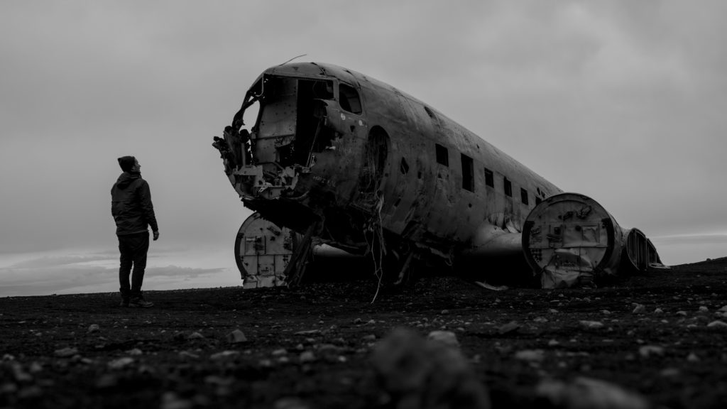 hombre-avion-abandonado-desierto